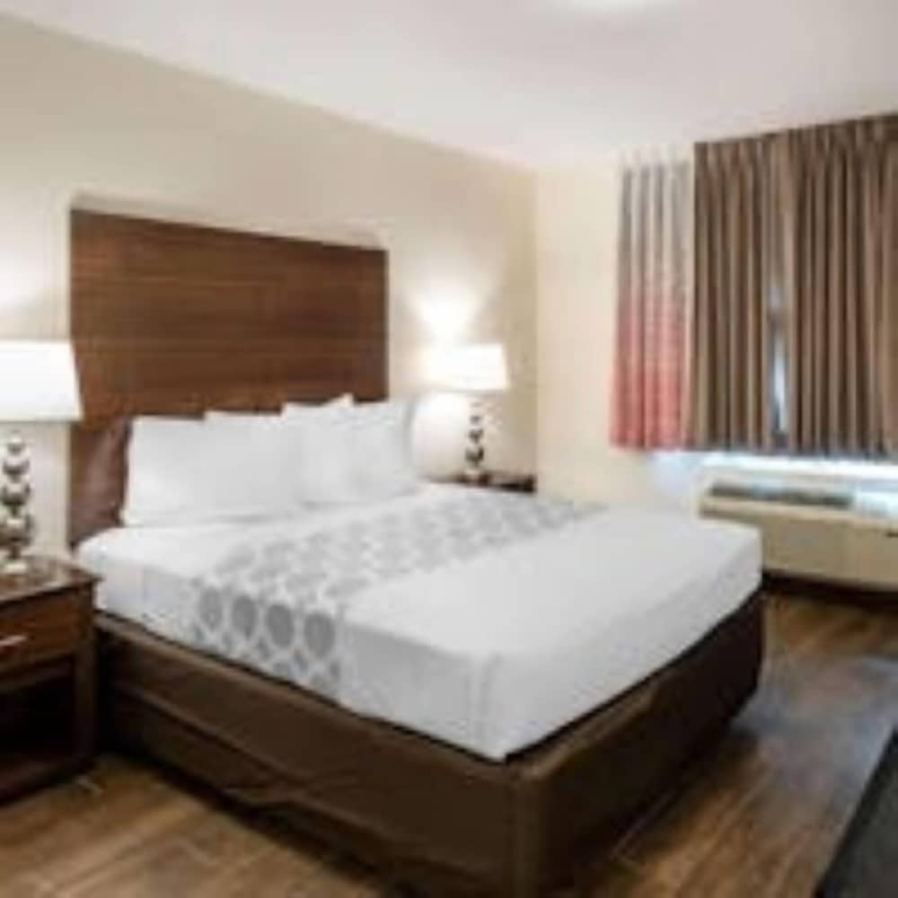 Standard 1 Queen Bed room photo