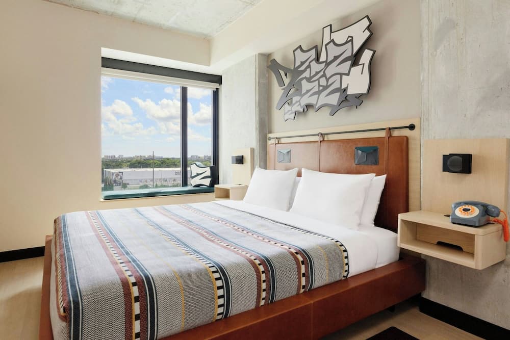 Room, 1 King Bed (Mobility Accessible, Roll-In Shower) room photo