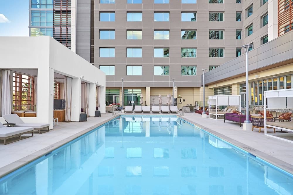 Deluxe Room, 1 King Bed, Pool View room photo