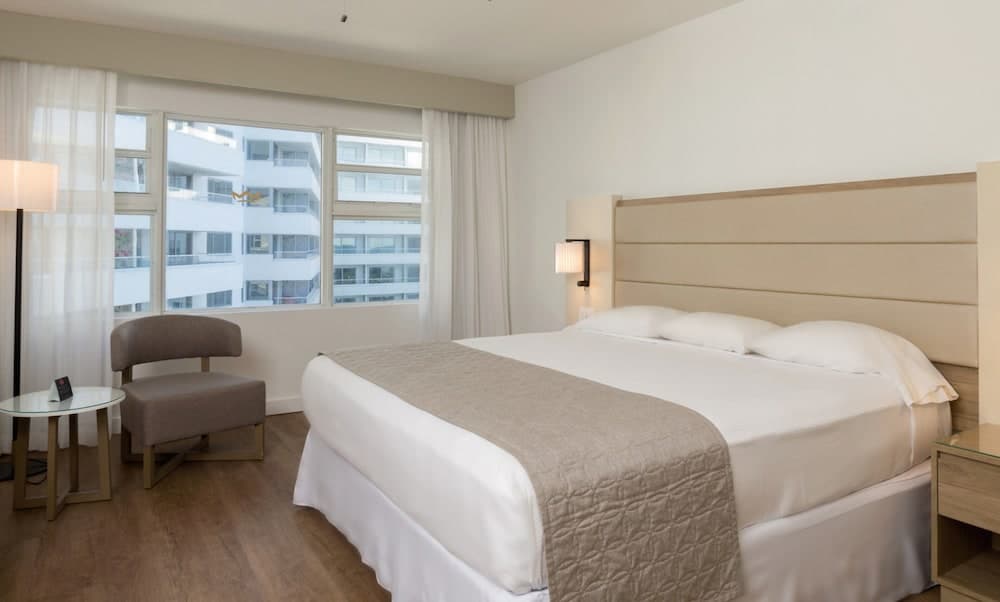 Deluxe Hotwire ROH room photo