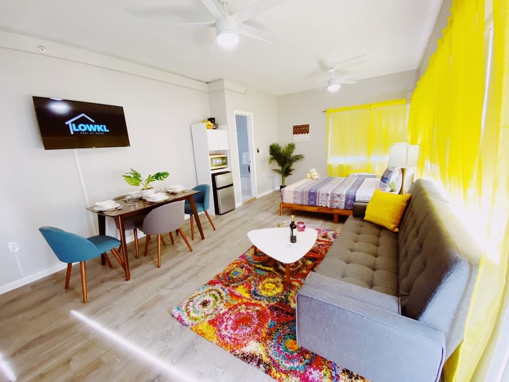 Premium Queen Studio w/ Balcony & Sofa Bed room photo