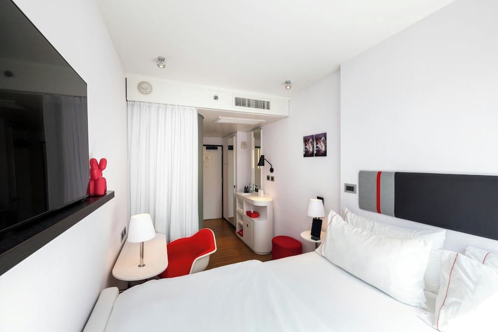 Premium Room, 1 King Bed (View) room photo