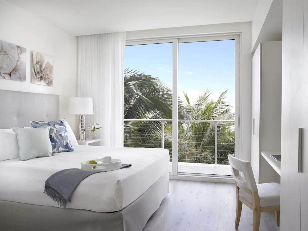 Suite, 1 King Bed with Sofa bed, Pool View room photo