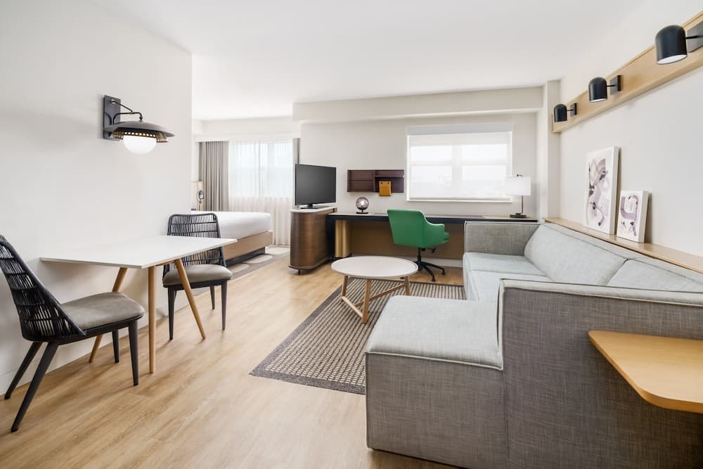 Studio, 1 Queen Bed with Sofa bed room photo
