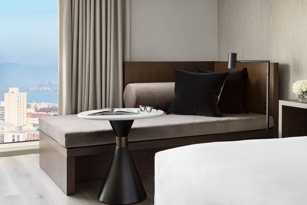 Premier Room, 1 King Bed - Accessible, Bathtub room photo