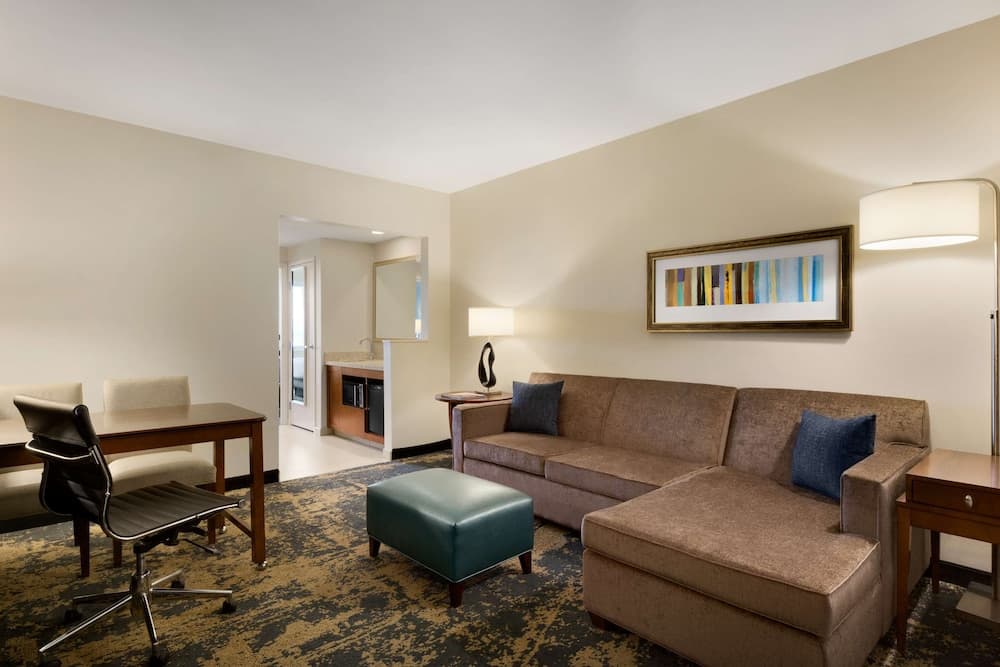 Premium Suite, 1 King Bed, Corner room photo