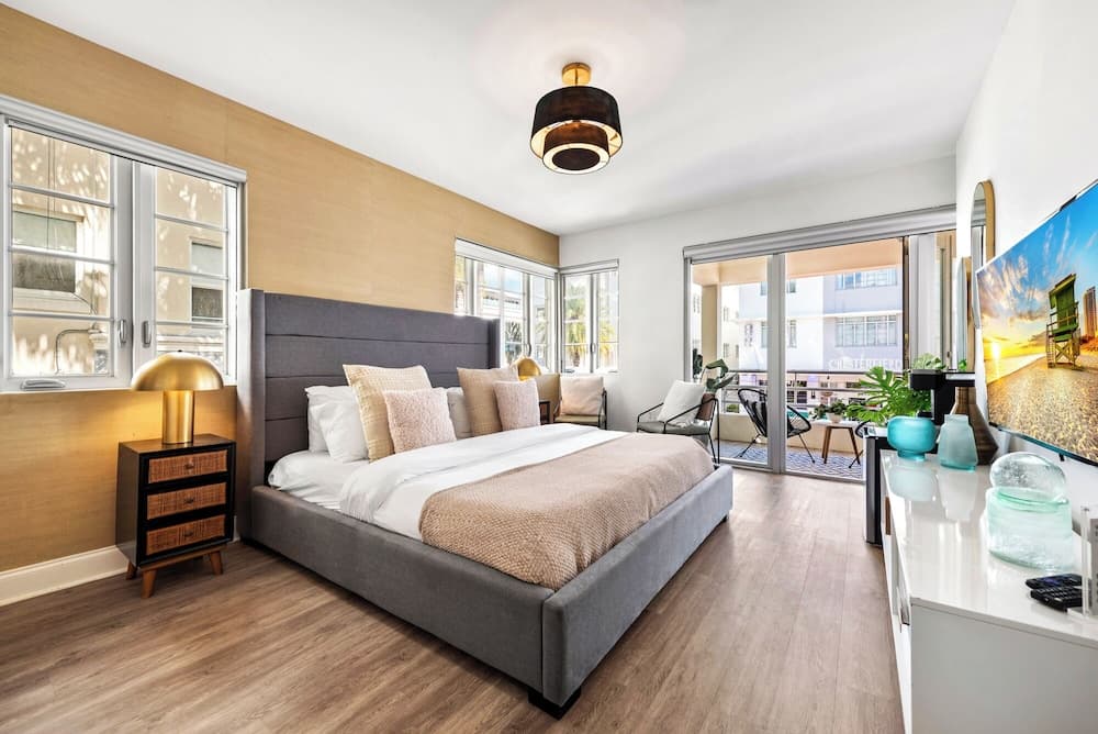 Deluxe King with Balcony room photo