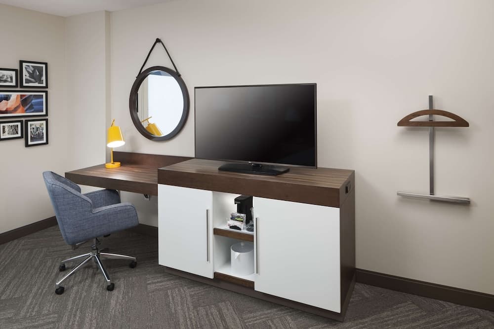 Room, 1 King Bed, Accessible (Hearing) room photo