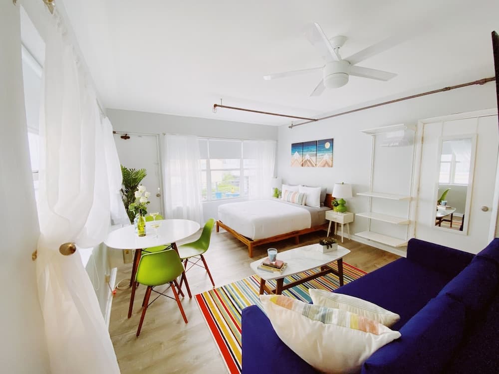 Deluxe Queen Studio w Kitchen, Balcony & Sofa Bed room photo