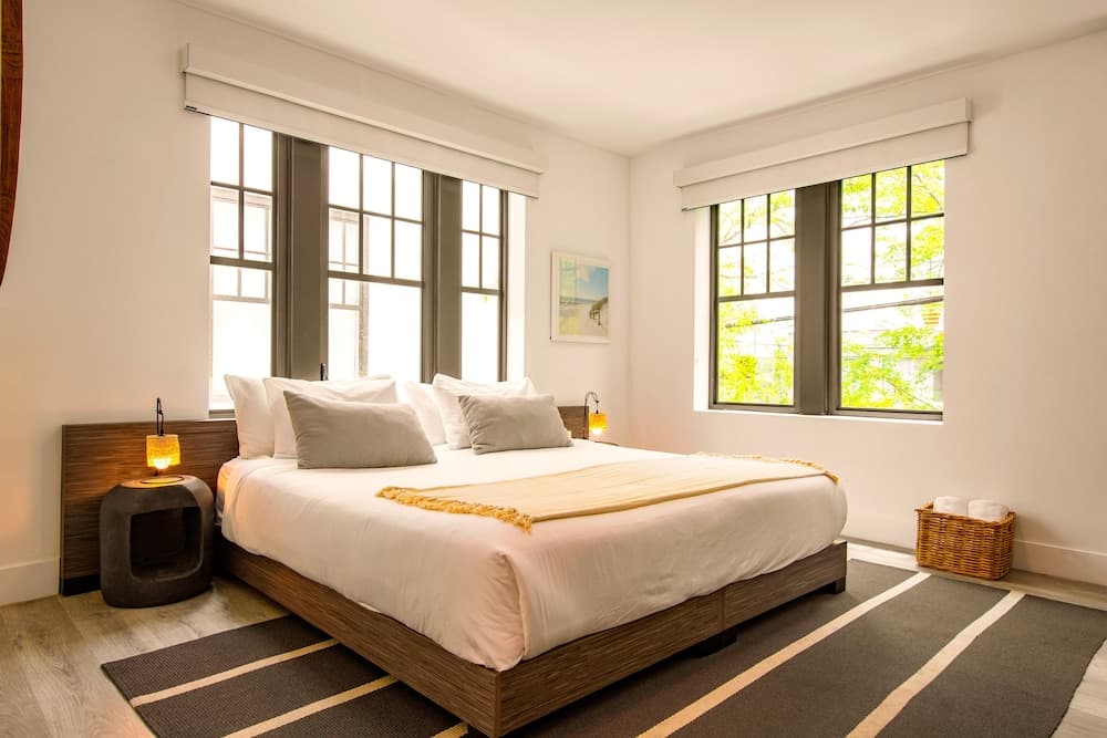 Deluxe Room, 1 Queen Bed room photo