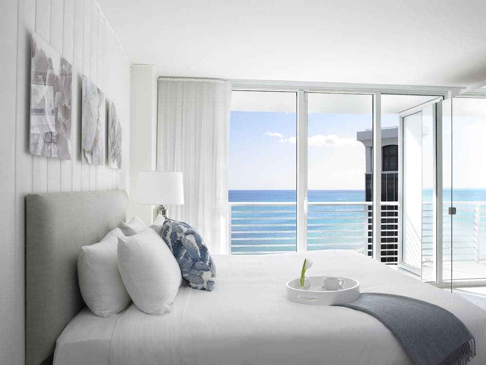 Suite, 1 King Bed, Partial Ocean View room photo