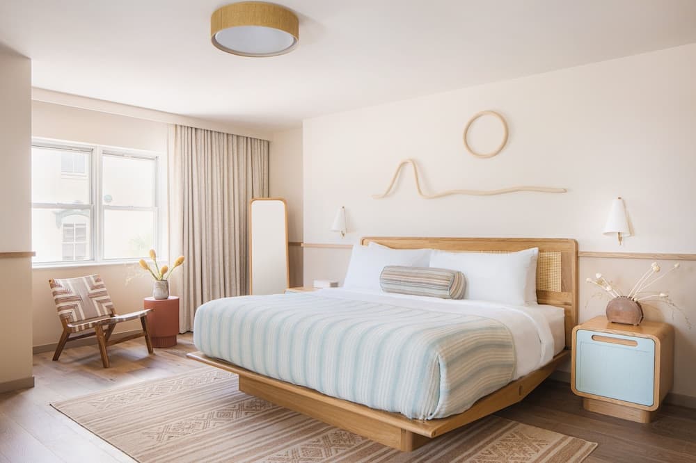 Premier Room, 1 King Bed room photo