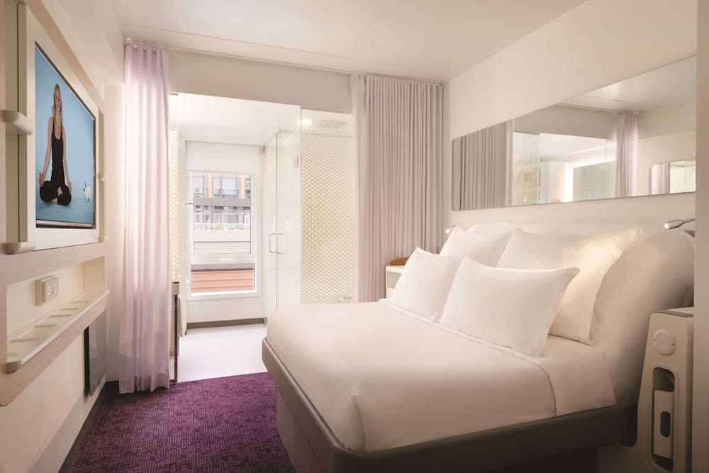Premium Queen with Desk room photo