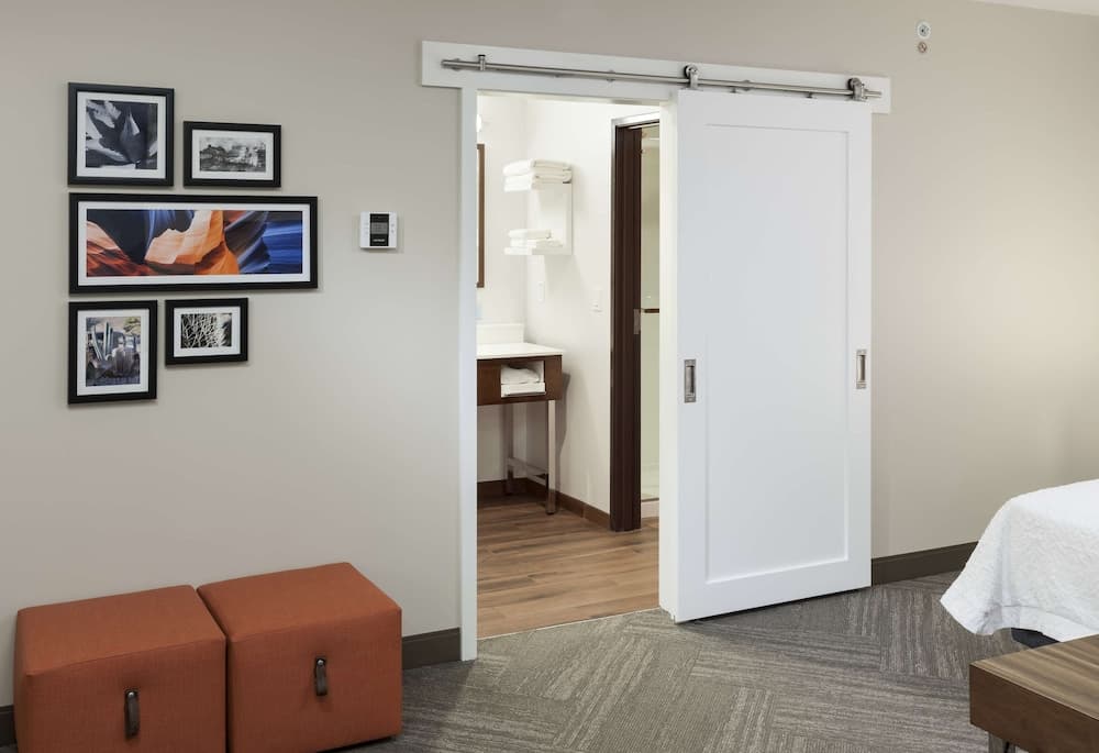 Studio, 1 King Bed, Accessible (Hearing) room photo