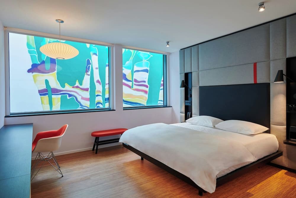 Room, 1 King Bed (Mobility Accessible, Roll-In Shower) room photo