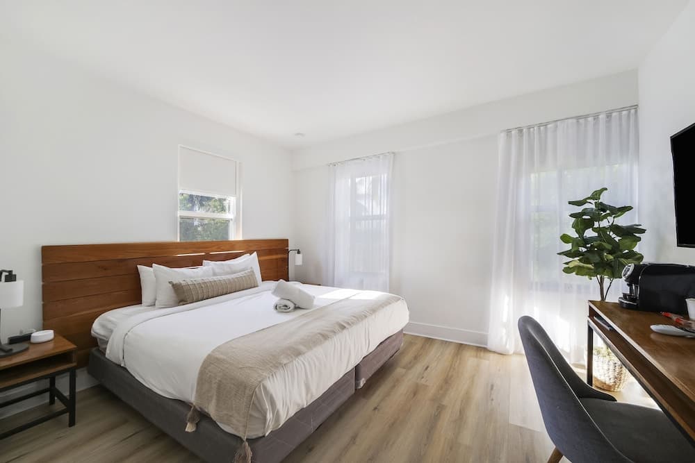 Standard Room, 1 King Bed (Self check) room photo