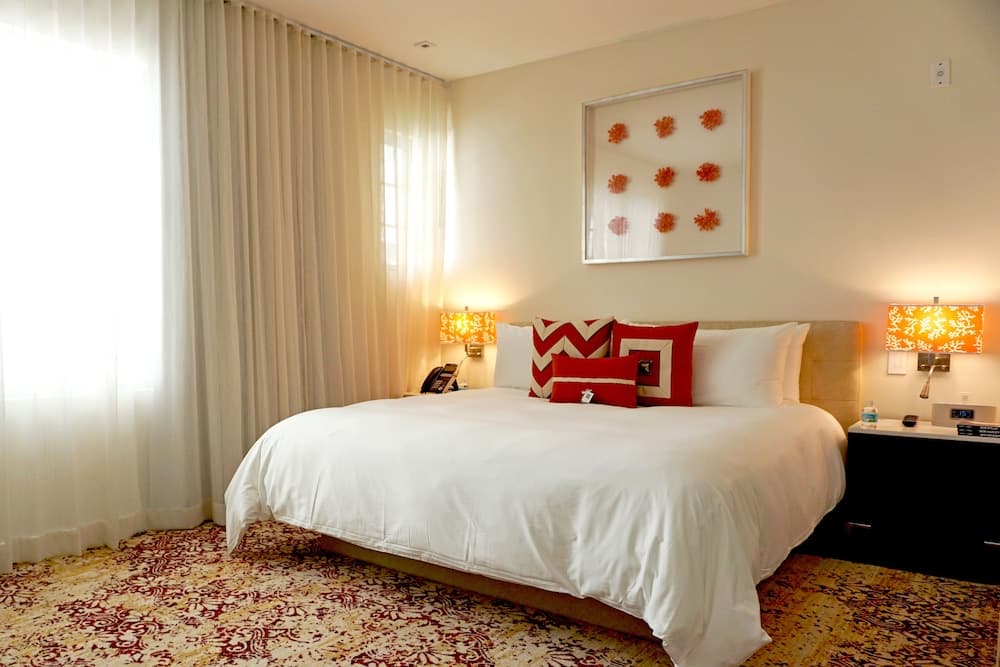 Premium Studio, 1 King Bed room photo
