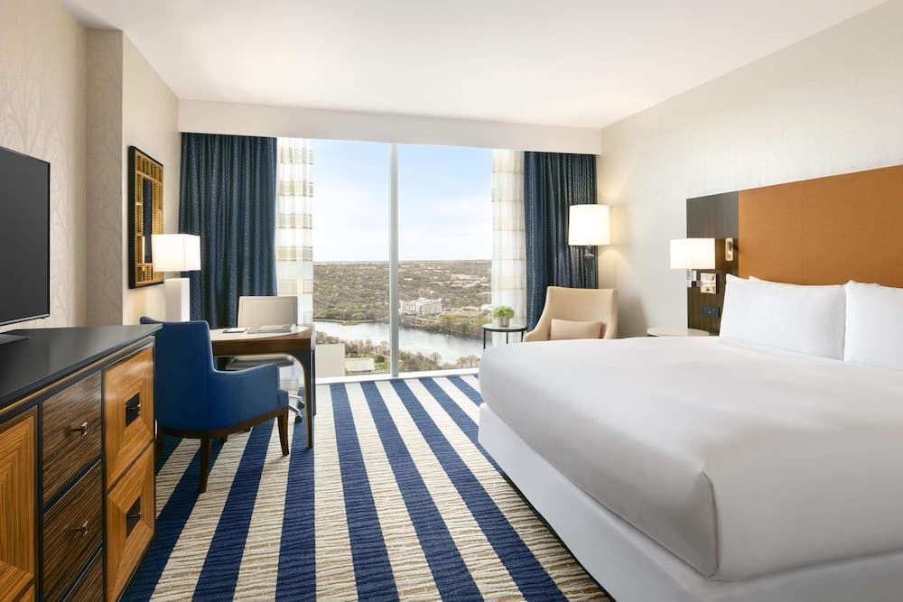 Deluxe Room, 1 King Bed room photo