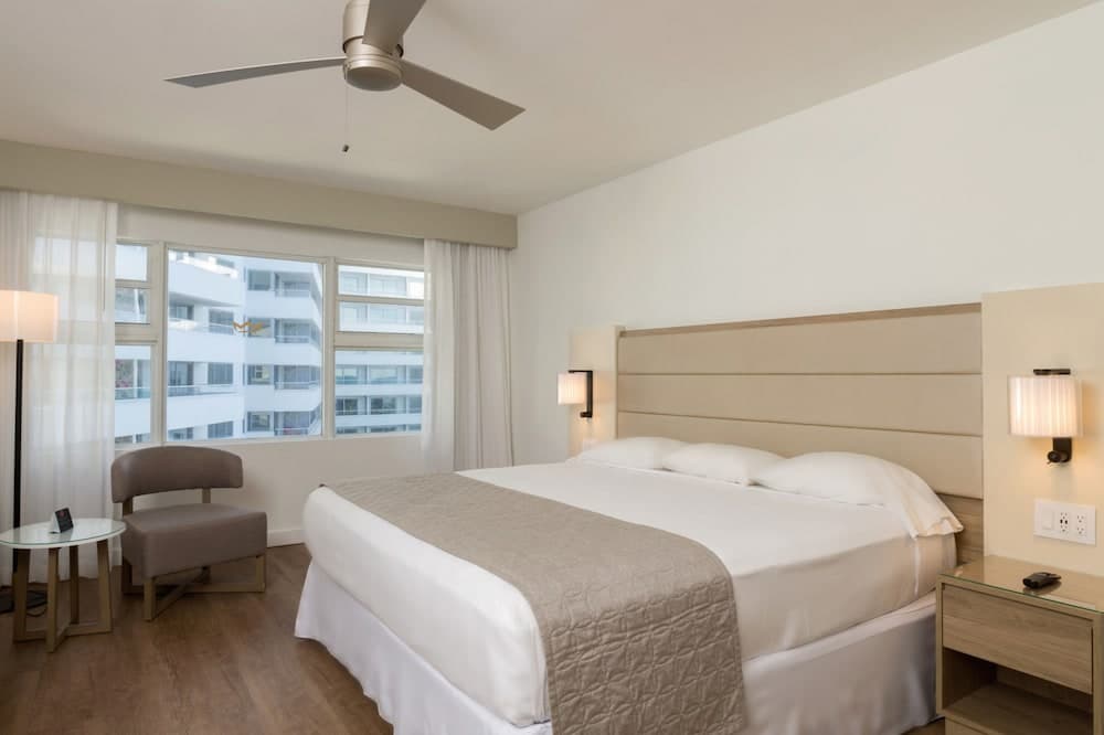 Deluxe Room, 1 King Bed, City View room photo