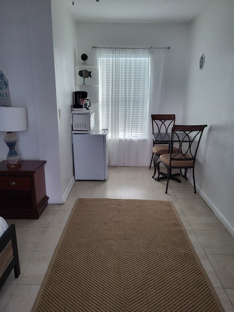 Studio, 1 Queen Bed, Partial Sea View room photo