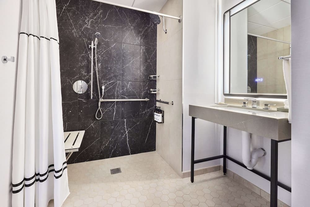 Accessible 1 King Bed (Shower) room photo