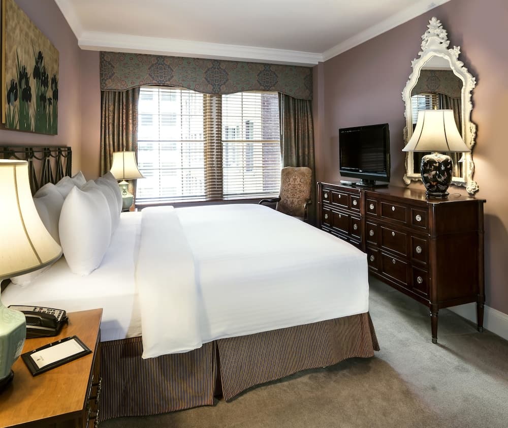 Suite, 1 King Bed, Park View room photo