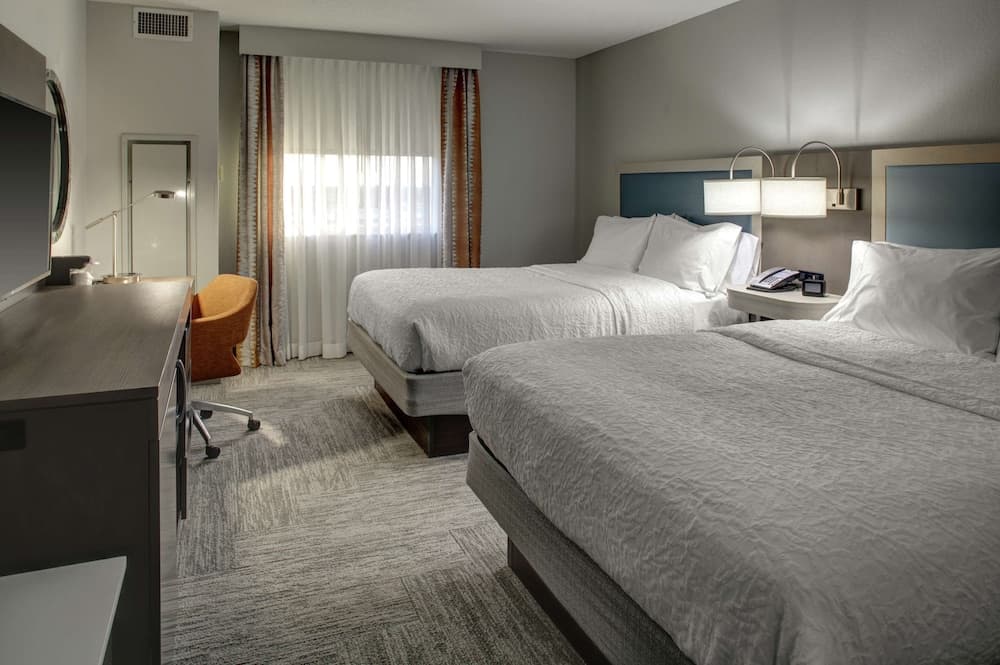 Room, 2 Queen Beds, Accessible (Mobility & Hearing, Roll-In Shower) room photo
