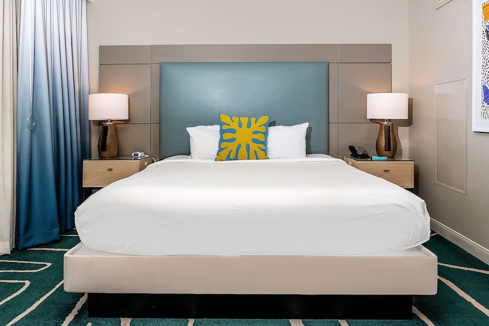 Suite, 1 King Bed with Sofa bed, Balcony, City View room photo