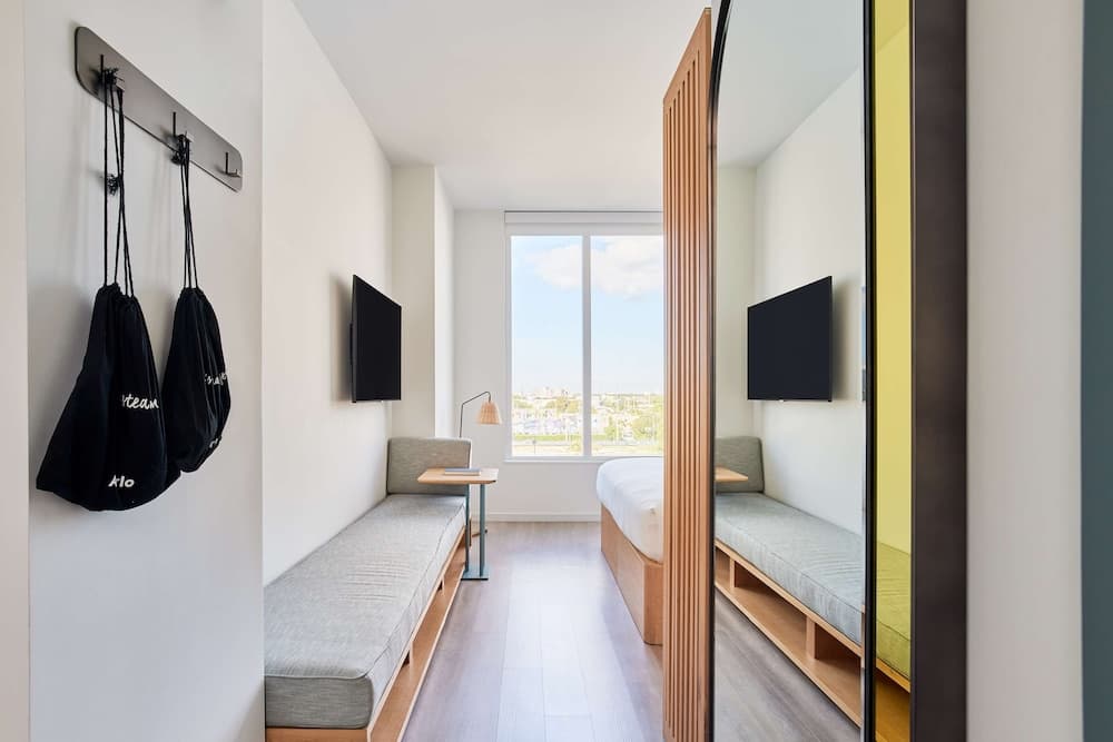 Room, 1 King Bed, Mobility Accessible room photo
