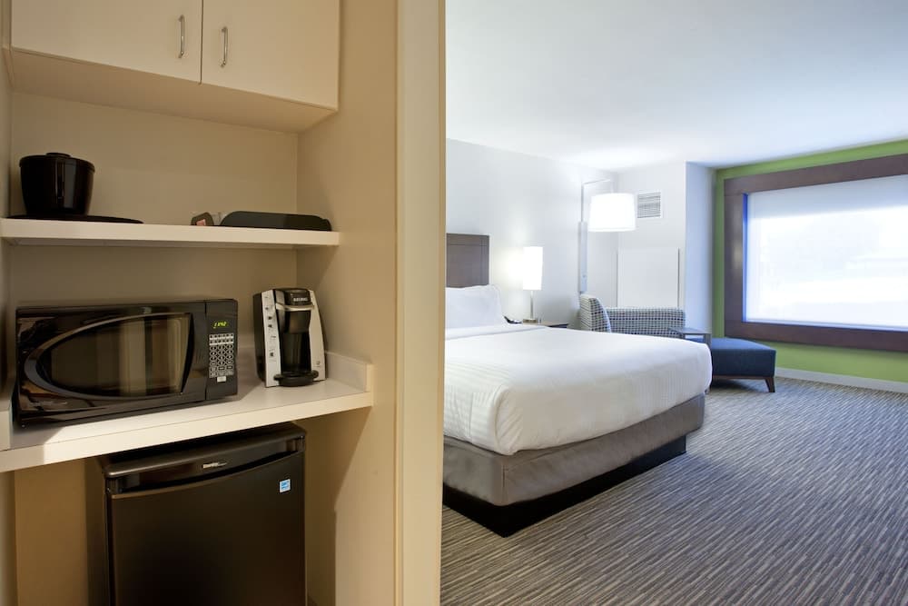 Standard Room, 1 King Bed, Accessible, Pool View (Comm) room photo