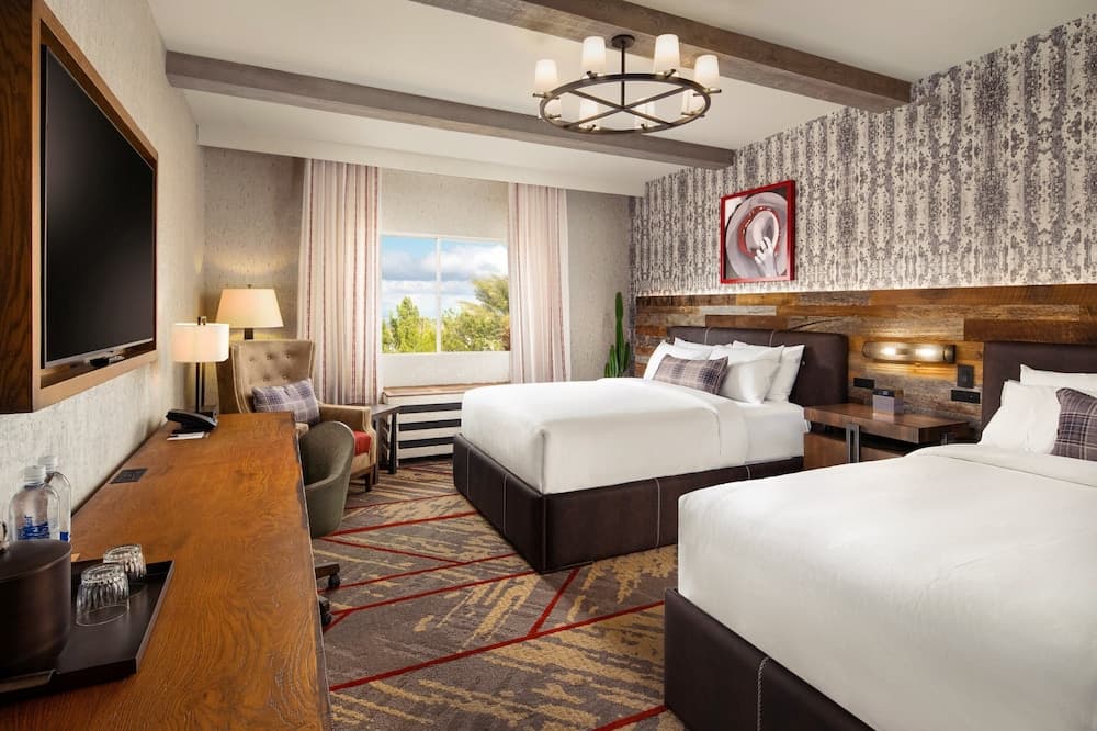 Lodge Queen Pool View room photo