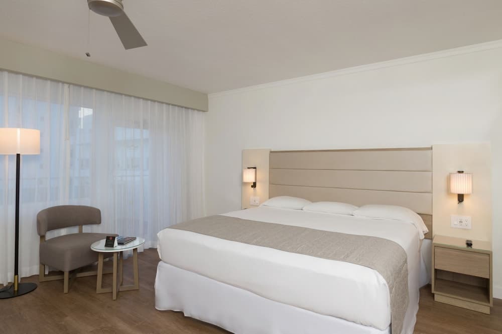 Deluxe Room, 1 King Bed, Partial Ocean View room photo