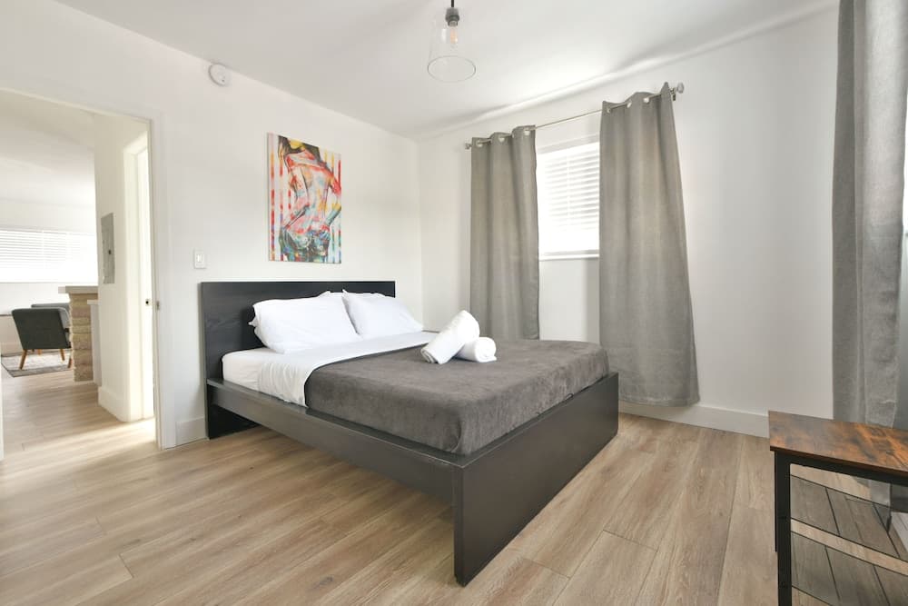 Chic Designer One Bedroom and One Queen Bed Full Kitchen room photo