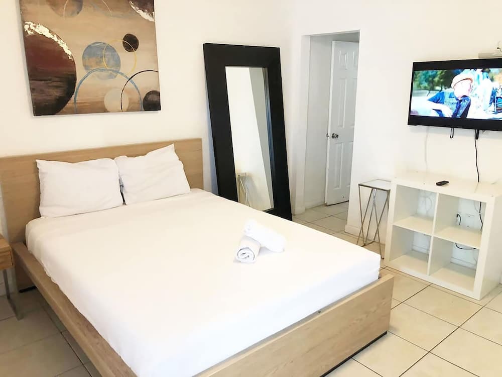 Hip Cozy Studio with One Queen Bed room photo