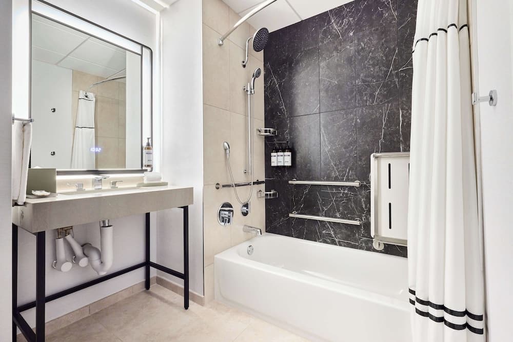 Accessible 1 King Bed (Bathtub) room photo