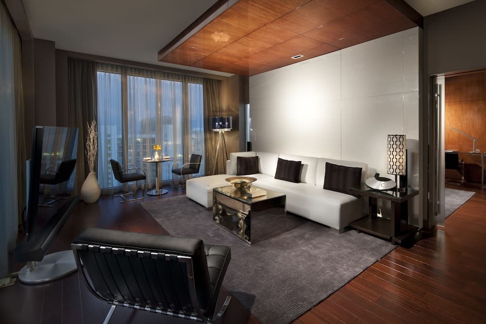 Executive Suite, 1 Bedroom, City View room photo