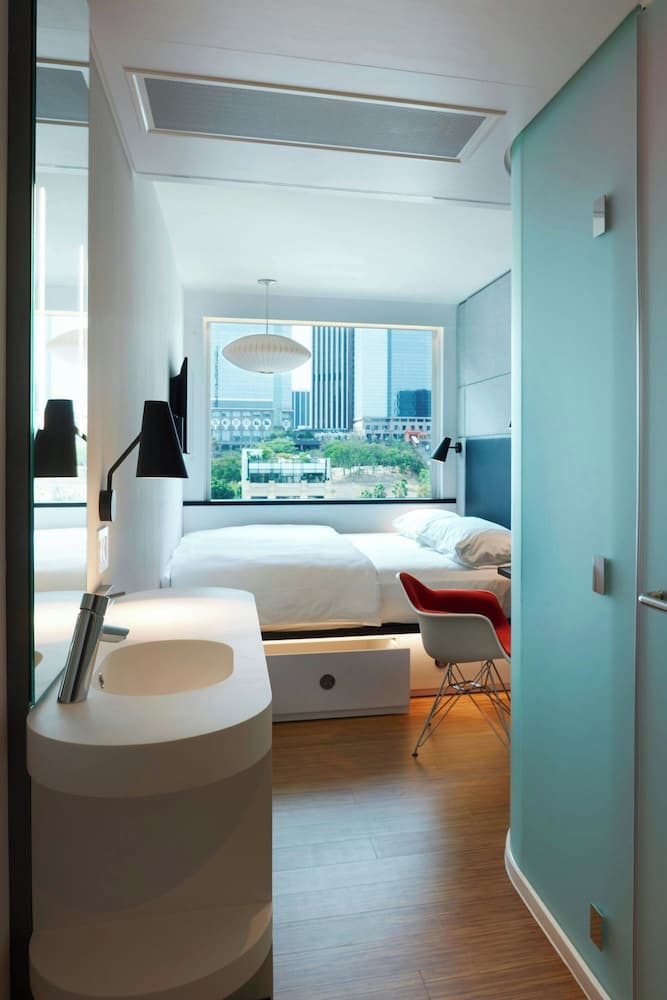 Premium Room, 1 King Bed (View) room photo