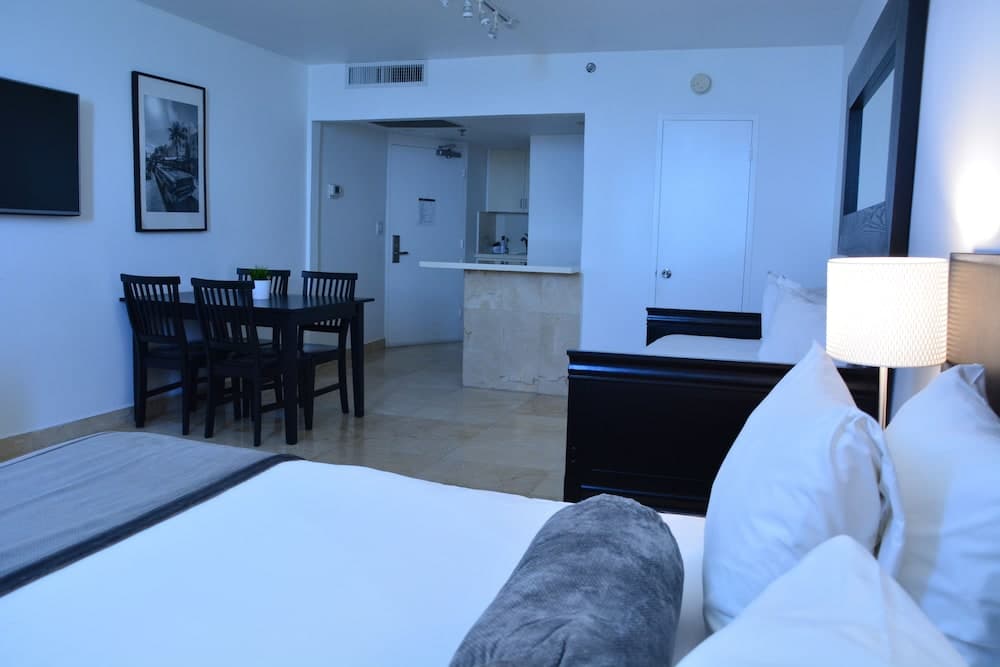 Studio, Multiple Beds (Studio Bay View) room photo