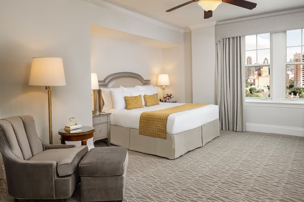 Classic King One King Bed room photo