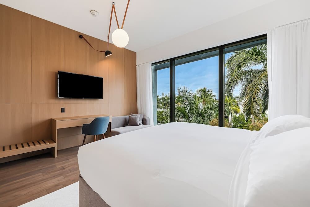 Deluxe Room, 1 King Bed room photo