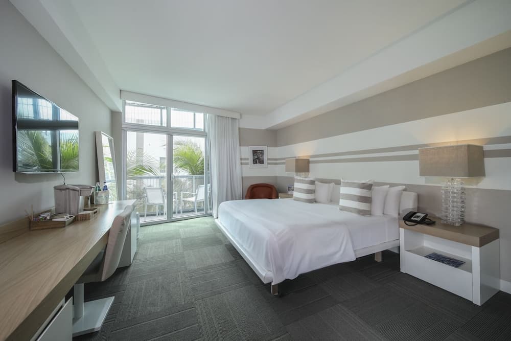 Deluxe Room, 1 King Bed, Partial Ocean View room photo