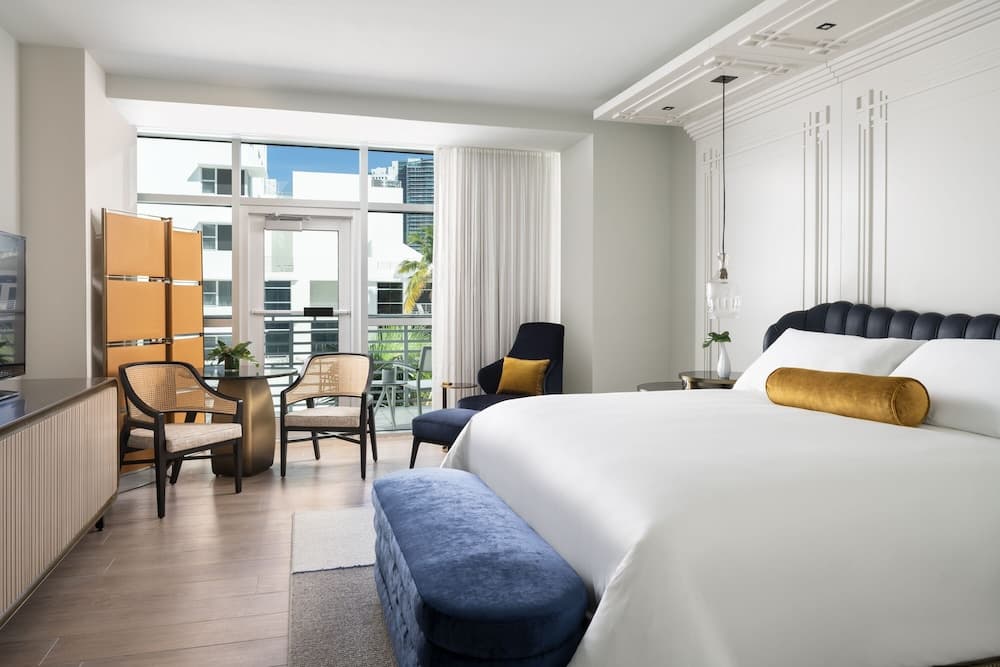 Room, 1 King Bed, City View (Mobility/Hearing Accessible, Tub) room photo