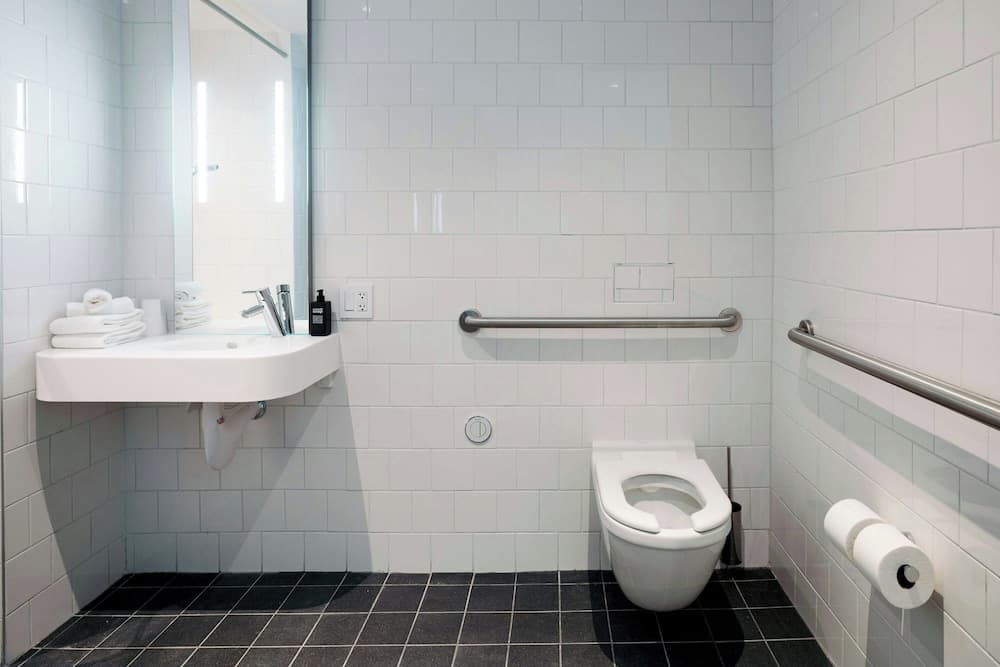 Room, 1 King Bed (Mobility Accessible, Roll-In Shower) room photo