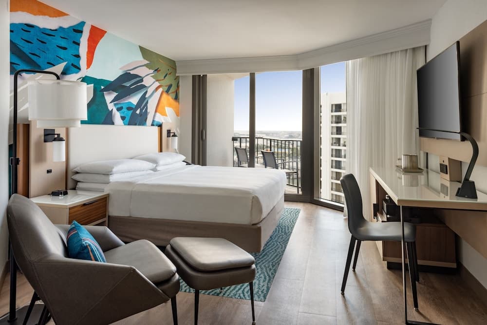 Room, 1 King Bed, Balcony (Hearing Accessible) room photo