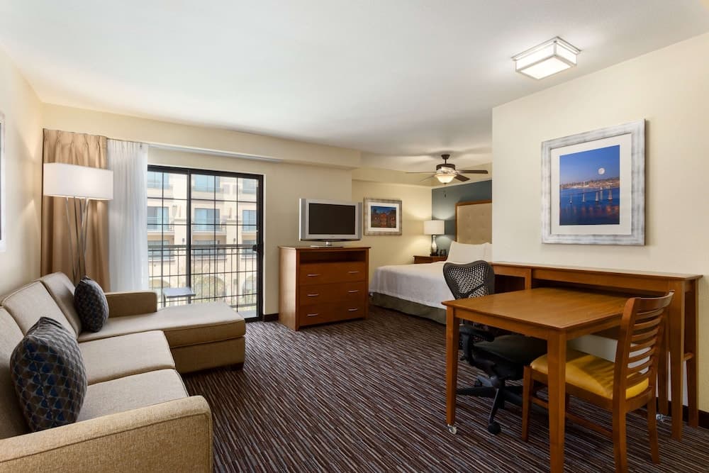 Studio, 1 King Bed, Accessible (Hearing) room photo