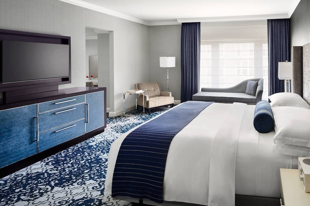 Grand Room, 1 King Bed room photo