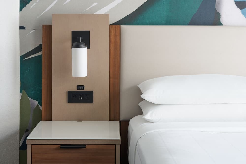 Room, 1 King Bed, Pool View (Mobility Accessible, Roll-in Shower) room photo