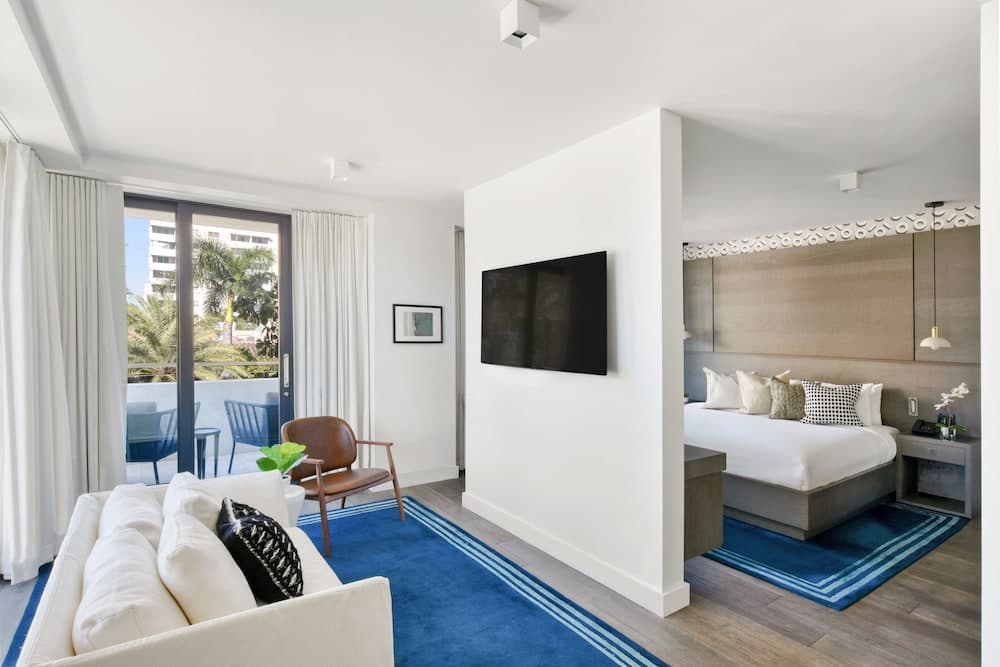 Junior Room, 1 King Bed, Balcony room photo