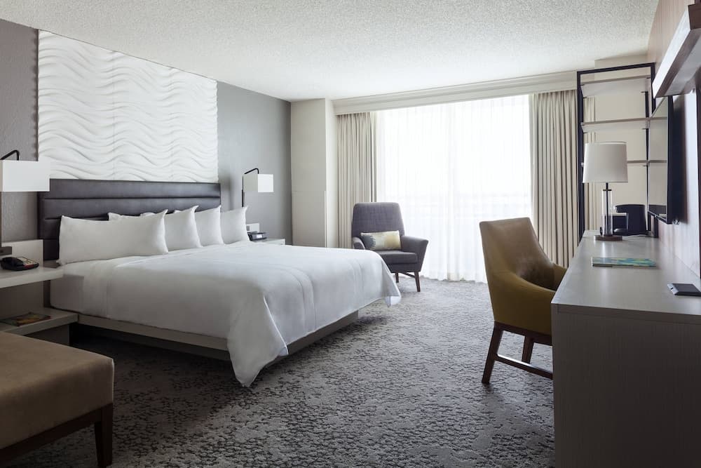 Room, 1 King Bed, Corner room photo