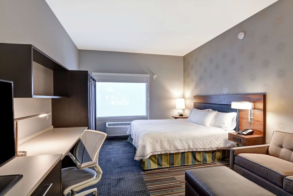 Studio, 1 King Bed, Accessible (Roll-In Shower) room photo